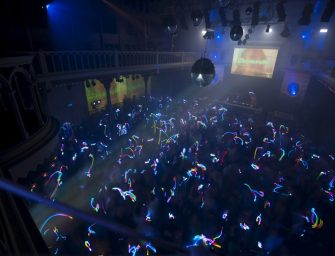 Go Wild! Begeisterte Gäste durch DMX-gesteuerte LED-Armbänder