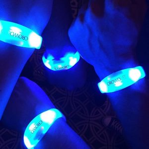 DMX-gesteuerte LED-Armbänder leuchten per Fernsteuerung