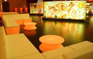 Leuchtende Sitzgruppen und Dekorationen für die perfekte Partylocation