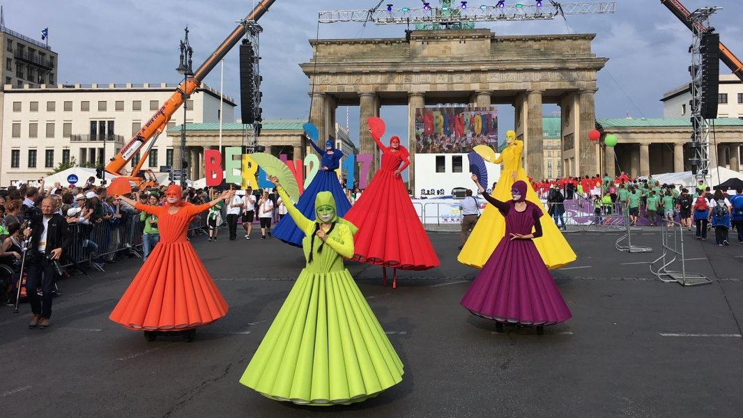 Regenbogen Ballett – Farbenfroher Paraden-Walk-Act